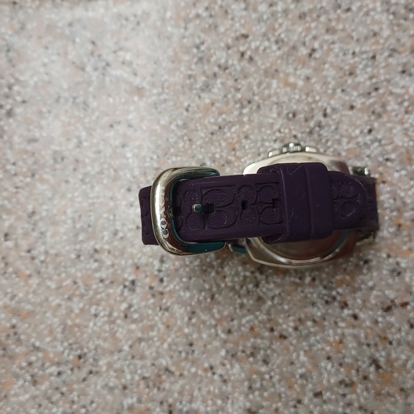 Coach watch with purple rubber strap - Picture 4 of 4